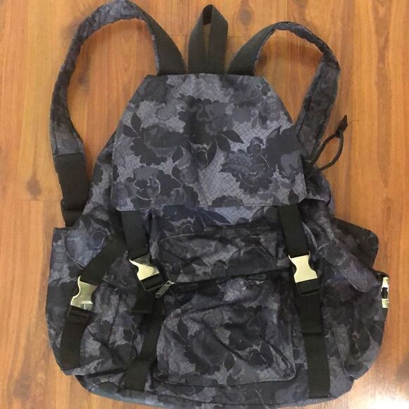 Lesportsac Black and gray lace pattern large knapsack, backpack nylon - Picture 1 of 7